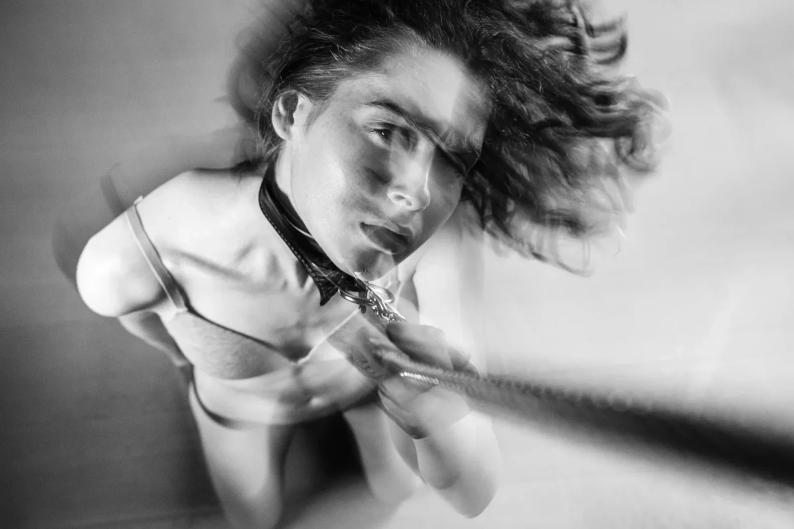 Photographie en noir et blanc floue de mouvement sur tapis de COMPELLED - ROBIN par Arjan Spannenburg.