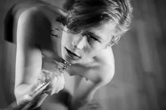 Dramatic black and white carpet portrait of COMPELLED - THIJS by Arjan Spannenburg.