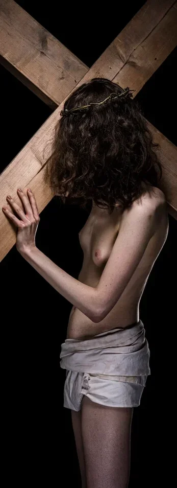 AUSTERE explora la delicada tensión entre el individuo y los marcos invisibles de la ética occidental, capturando la belleza inquietante de las cargas culturales heredadas a través de una lente minimalista.