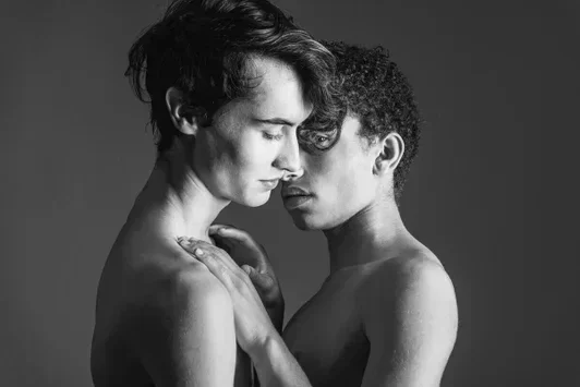 צילום אומנותי של Arjan Spannenburg בשם Propensity, המציג פרופיל קלוז-אפ של שני גברים ברגע של הכרה אינטימית.