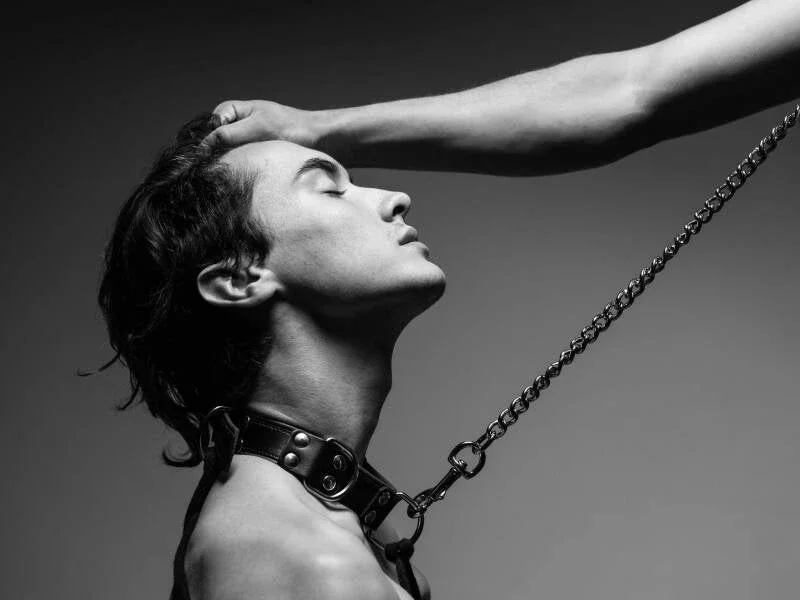 Sort-hvidt fine art fotografisk tryk med titlen Rapture af Arjan Spannenburg, der viser et nærbillede af en mands hals og hoved holdt i en gestus af overgivelse og tillid.